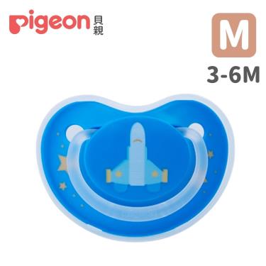 【Pigeon 貝親】拇指型矽膠安撫奶嘴（3-6M）星空火箭(效期日2024/12/30)