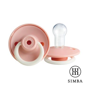【Simba 小獅王辛巴】扭扭圓型夜光安撫奶嘴（全齡）-草莓慕斯