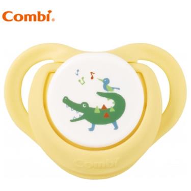 (2件95折，3件85折)【Combi 康貝】睡眠夜用安撫奶嘴M-鱷魚先生-黃（17893）