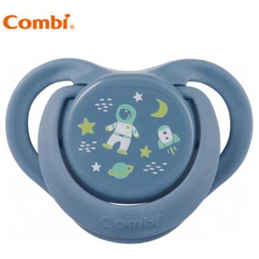 （2件95折，3件85折）【Combi 康貝】睡眠夜用安撫奶嘴L-小宇宙-藍（17895）